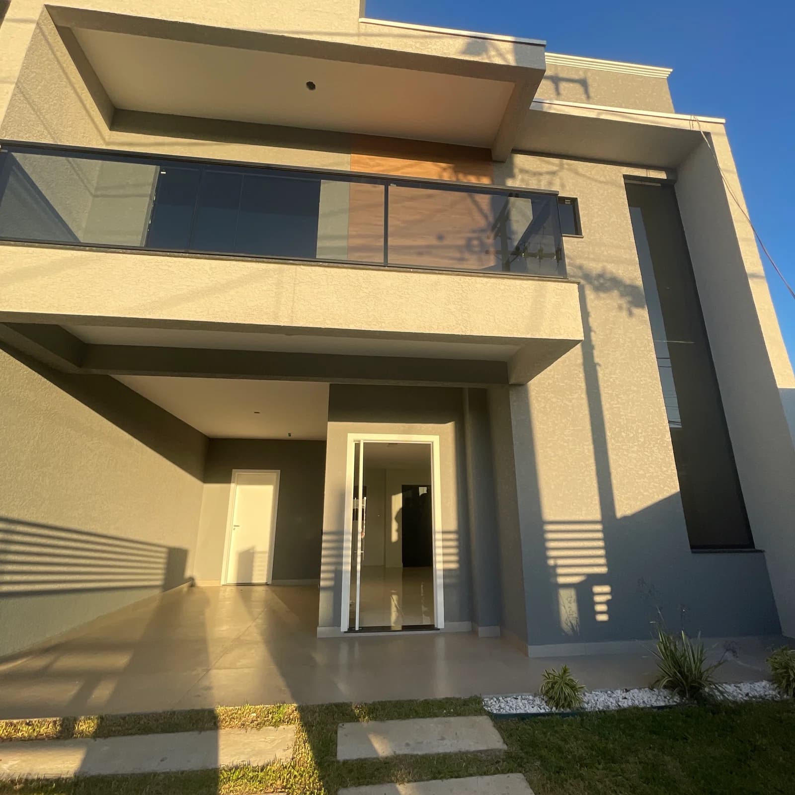 Sobrado 3 dorms com área gourmet e suíte em Tindiquera