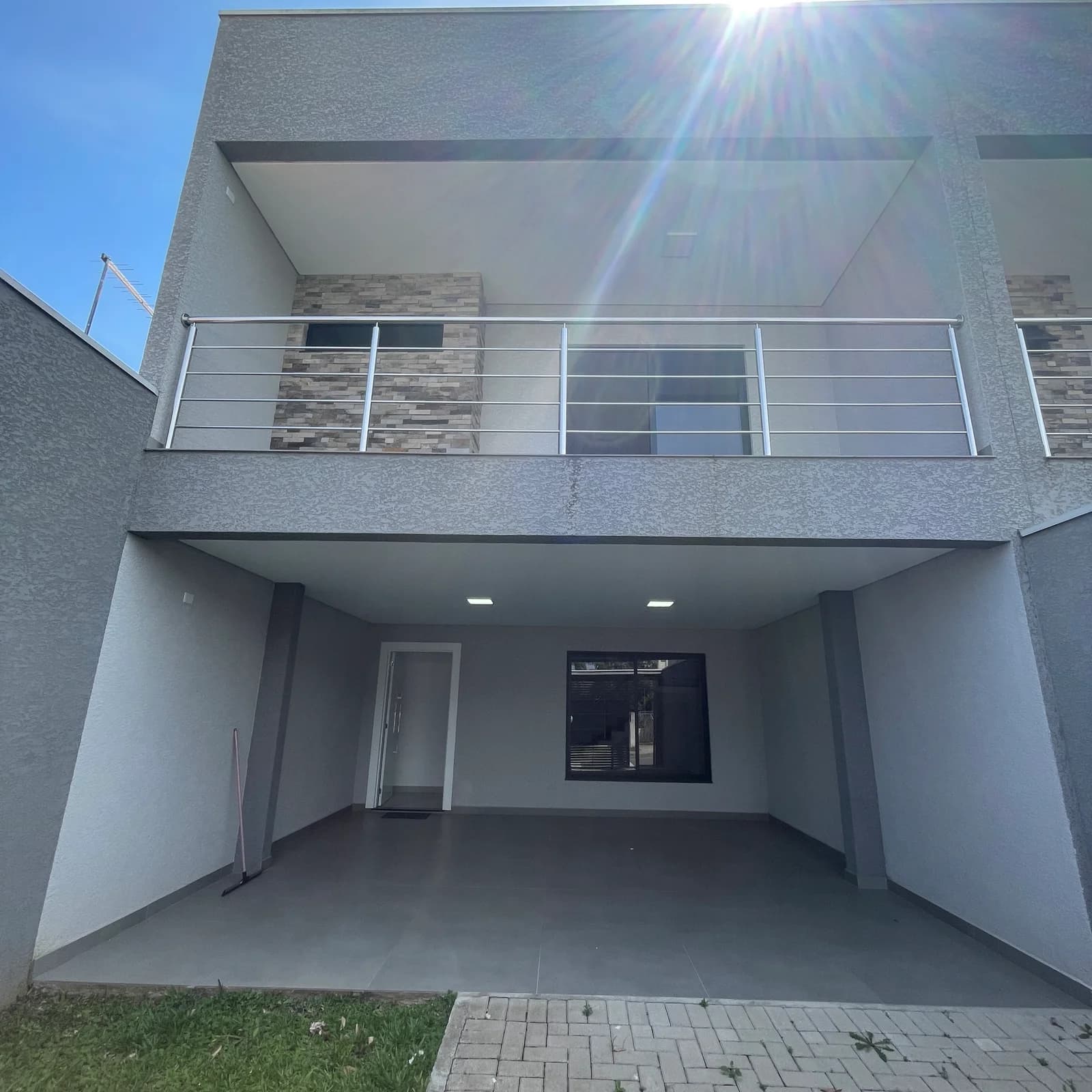 Sobrado 3 dorms com área gourmet e acabamentos premium em Fazenda Velha