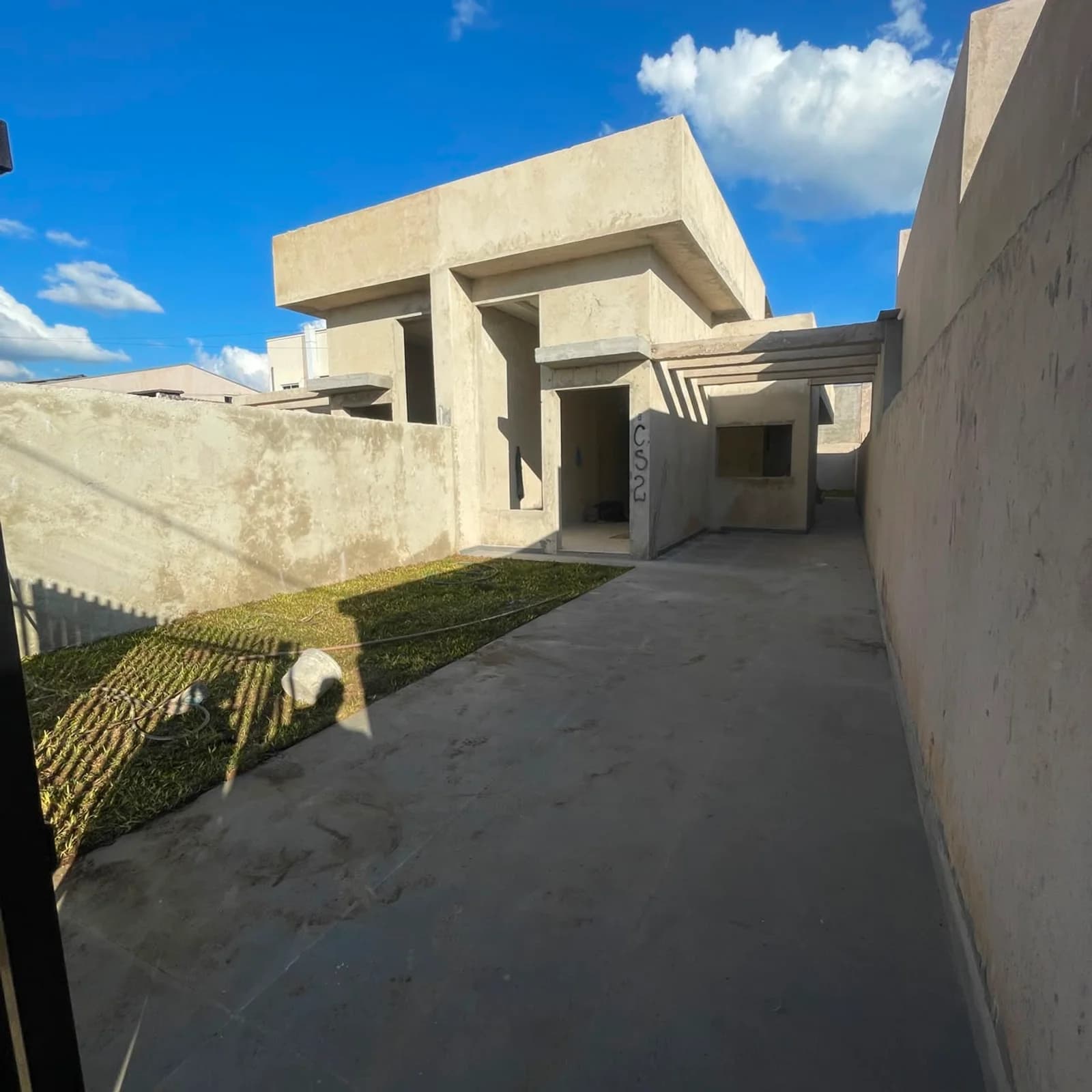 Casa 3 dorms com pé direito 4,20m e quintal amplo no Passaúna