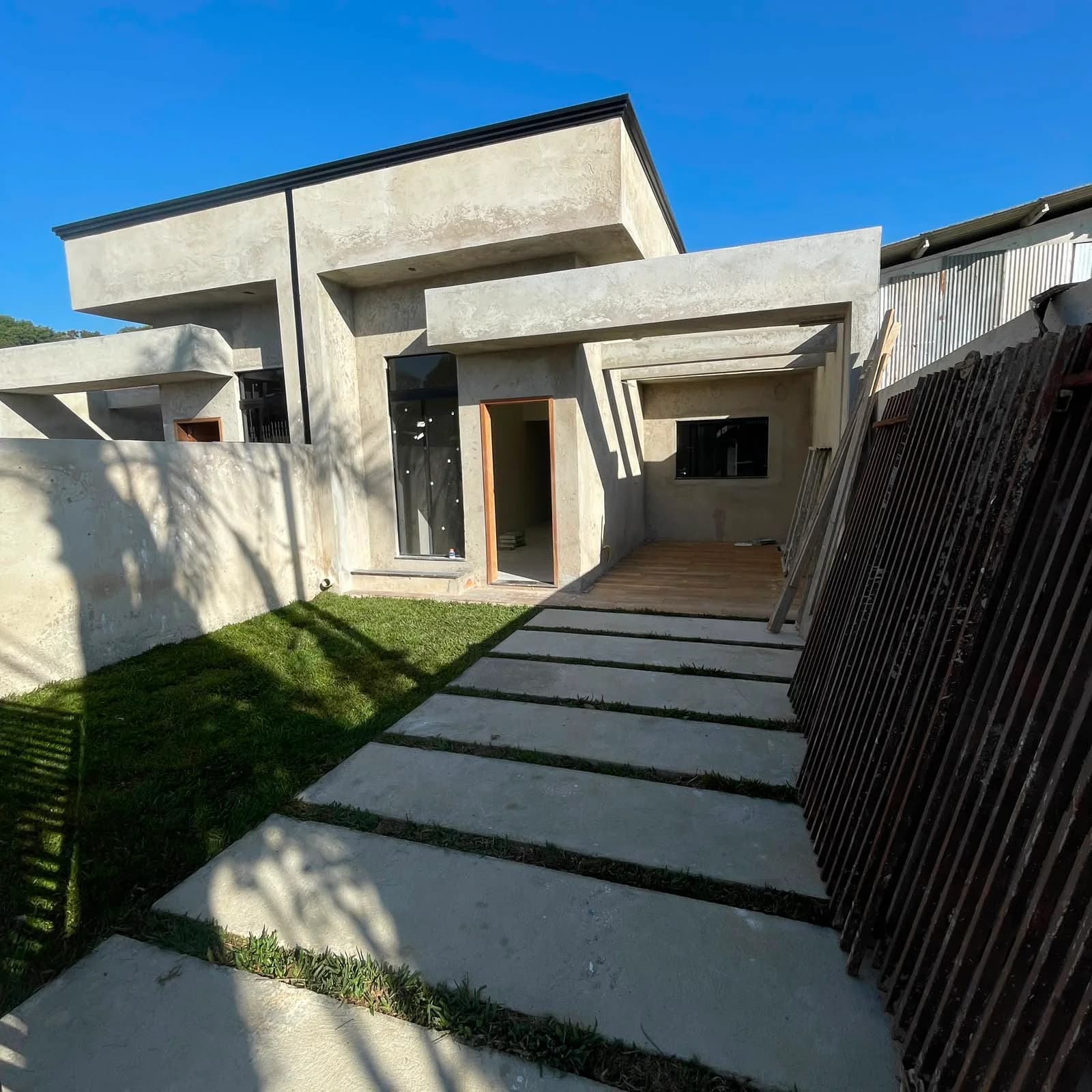 Casa 3 dorms com suíte e churrasqueira no Boqueirão