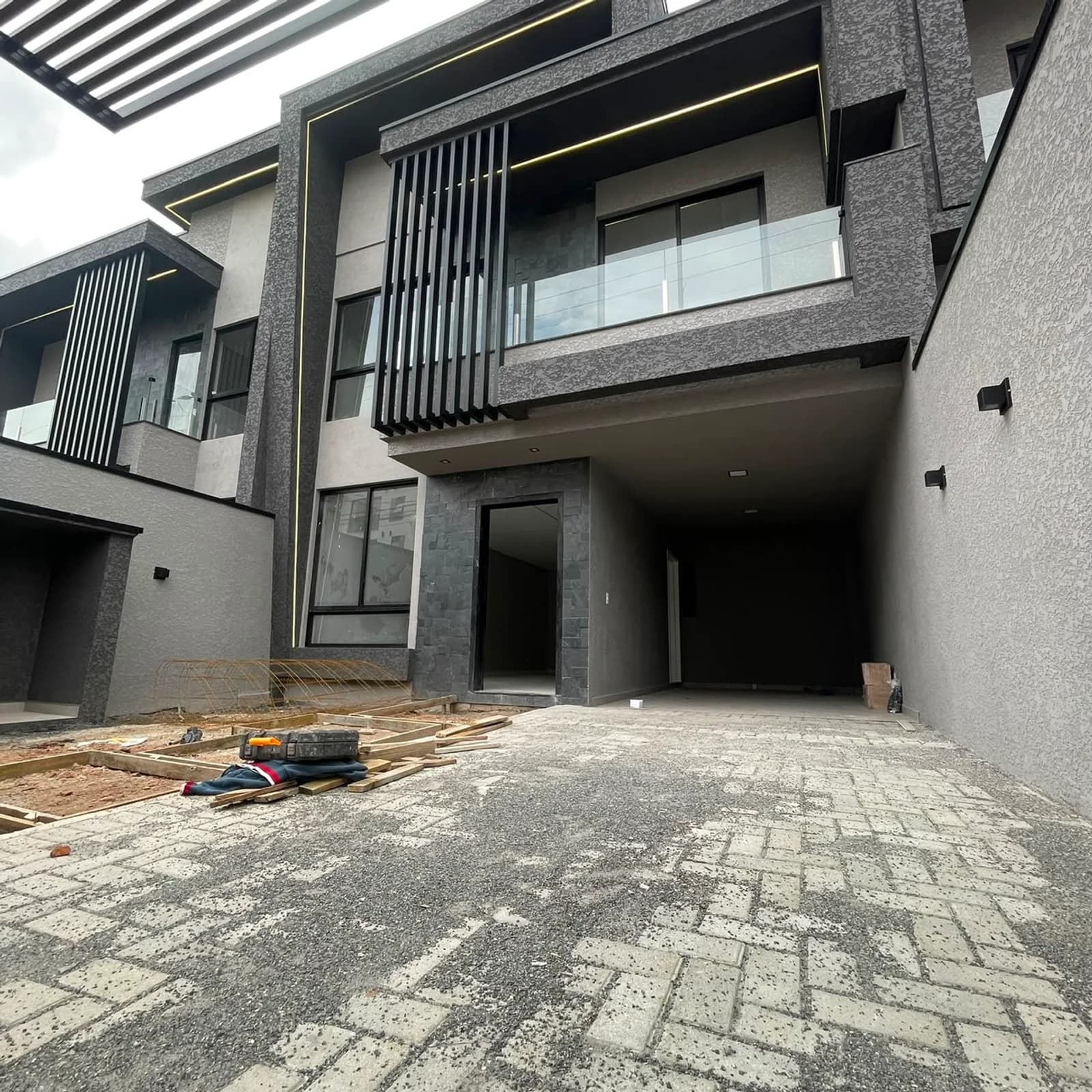 Sobrado 3 dorms com suíte e espaço gourmet no Centro de Araucária