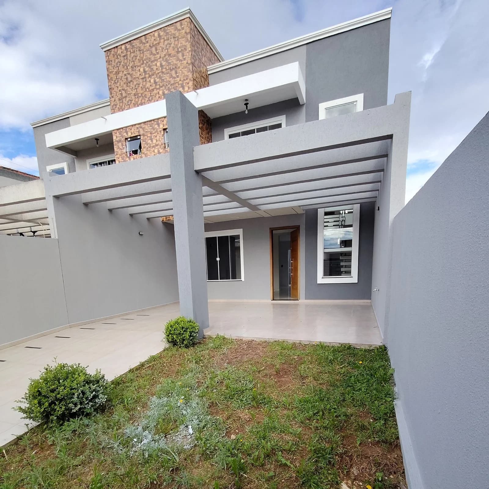 Sobrado 3 dorms com suíte e churrasqueira no Iguaçu, Araucária