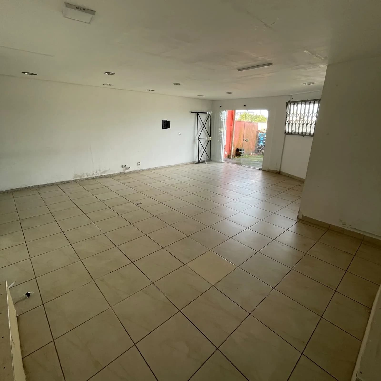 Sala comercial de 80 m² para alugar na Av. Nossa Senhora dos Remédios, Fazenda Velha