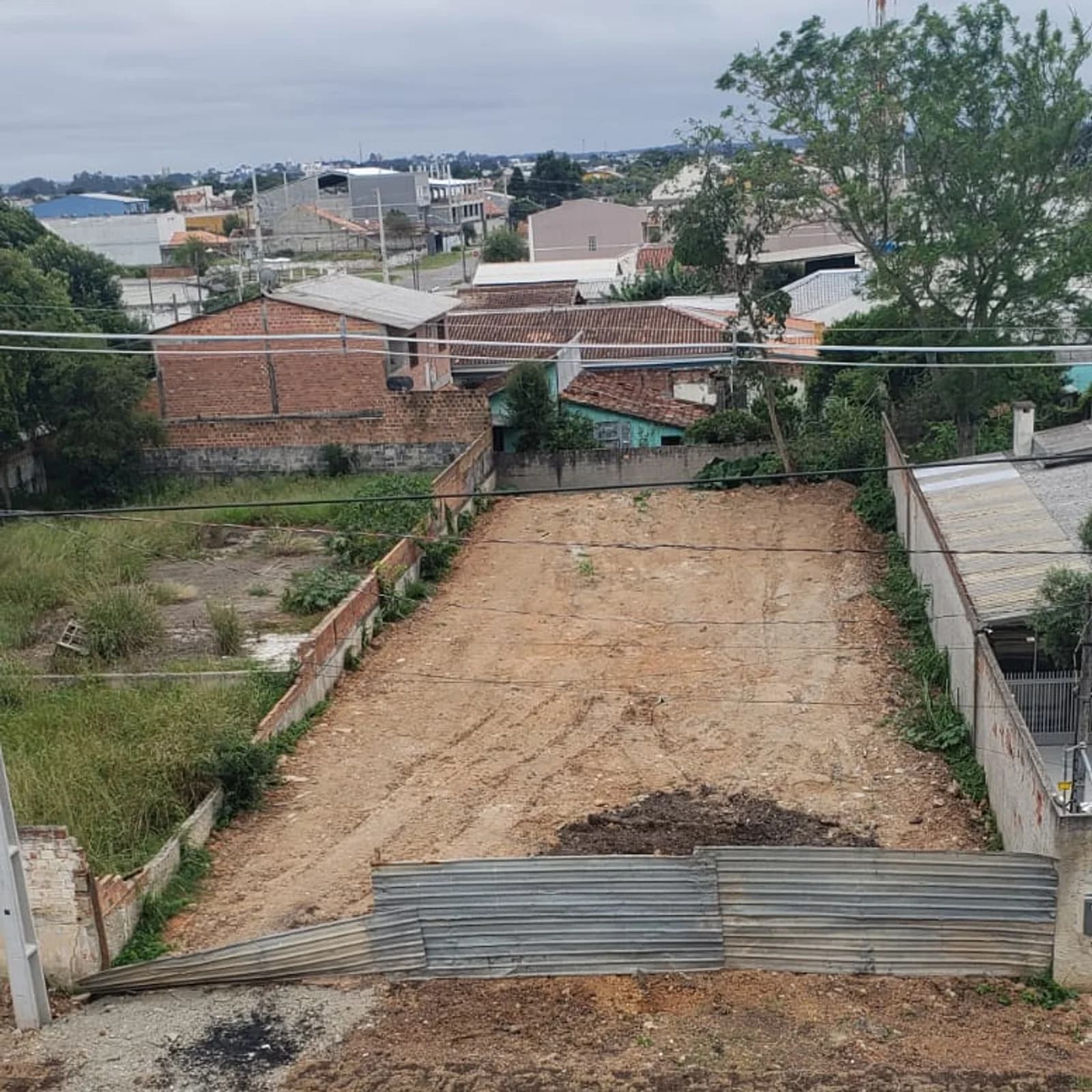 Terreno de 560 m² no Cajuru, Curitiba — potencial para 4 casas