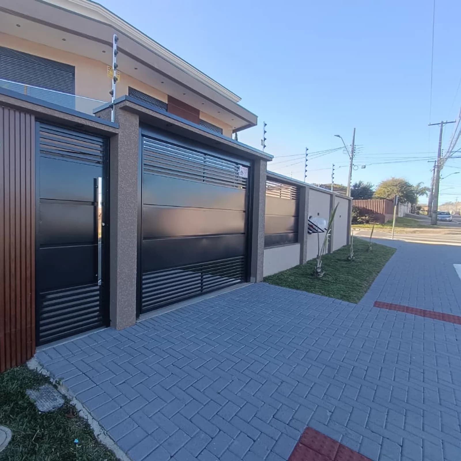 Sobrado novo mobiliado de esquina com 3 quartos no Vila Nova, Araucária