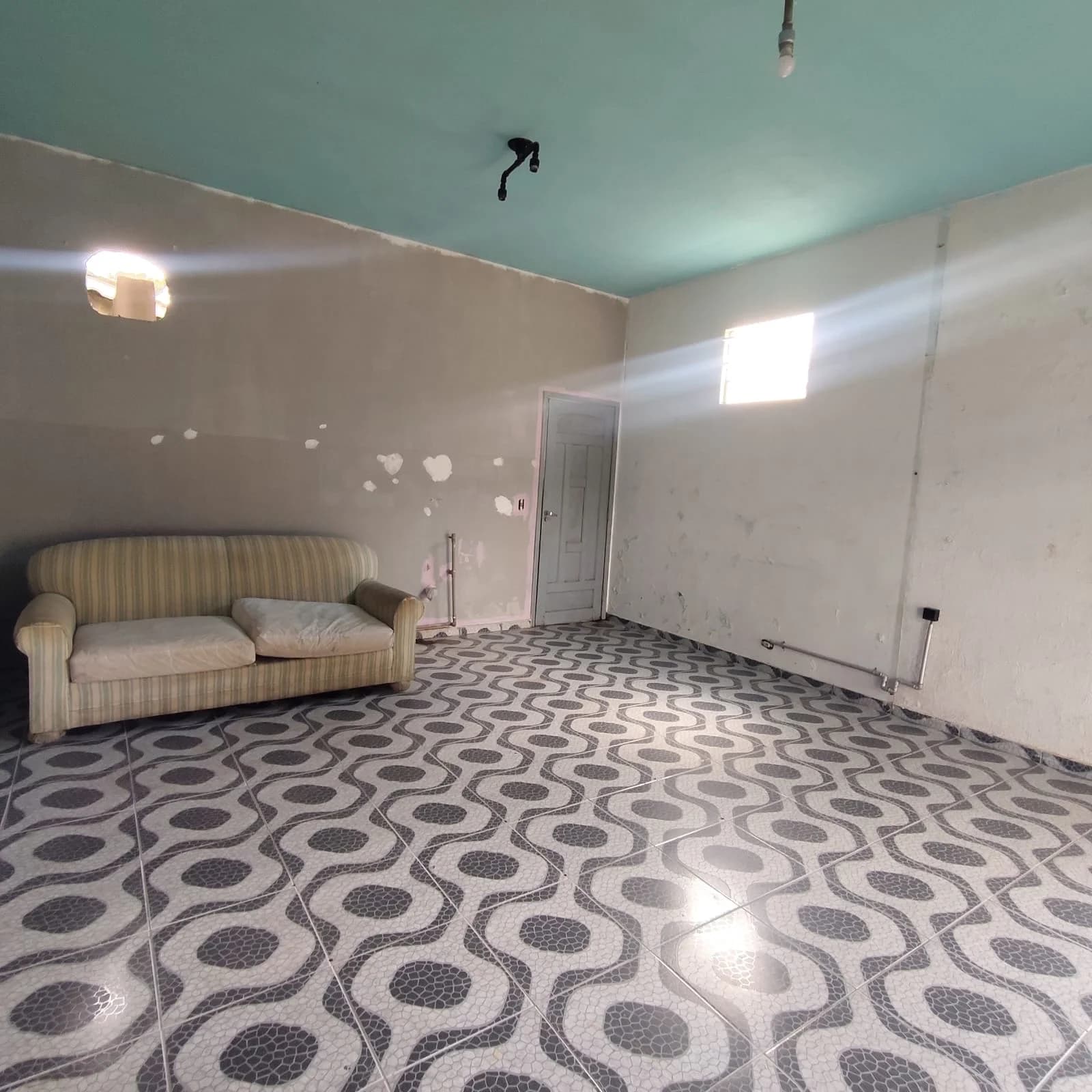 Sala comercial de 30 m² com porta de aço para alugar na Vila Nova, Araucária